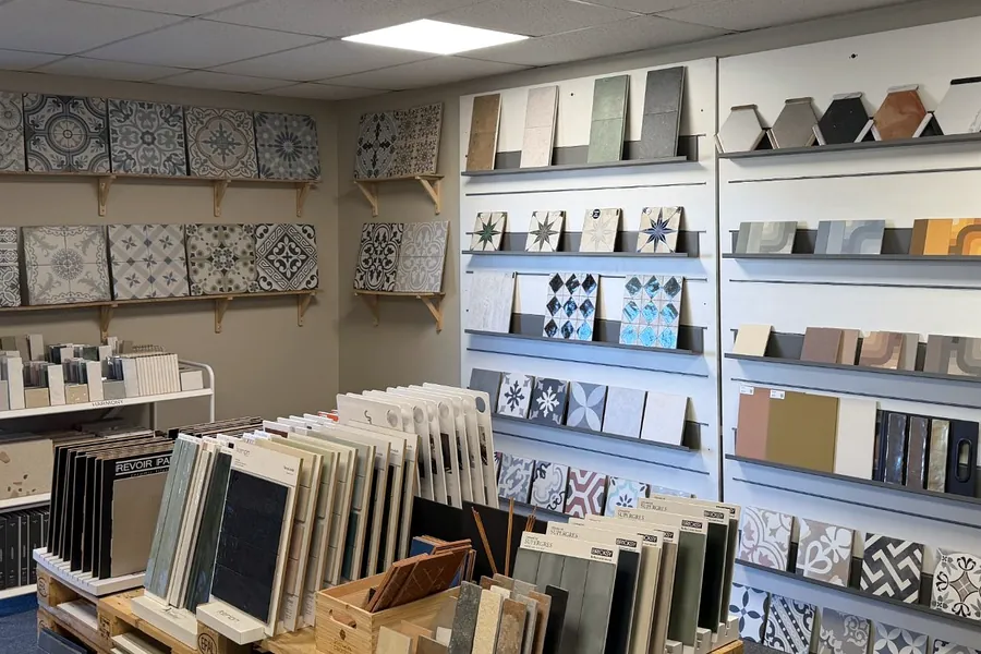 Mur d'échantillons de carreaux de ciment et de faïences dans le showroom