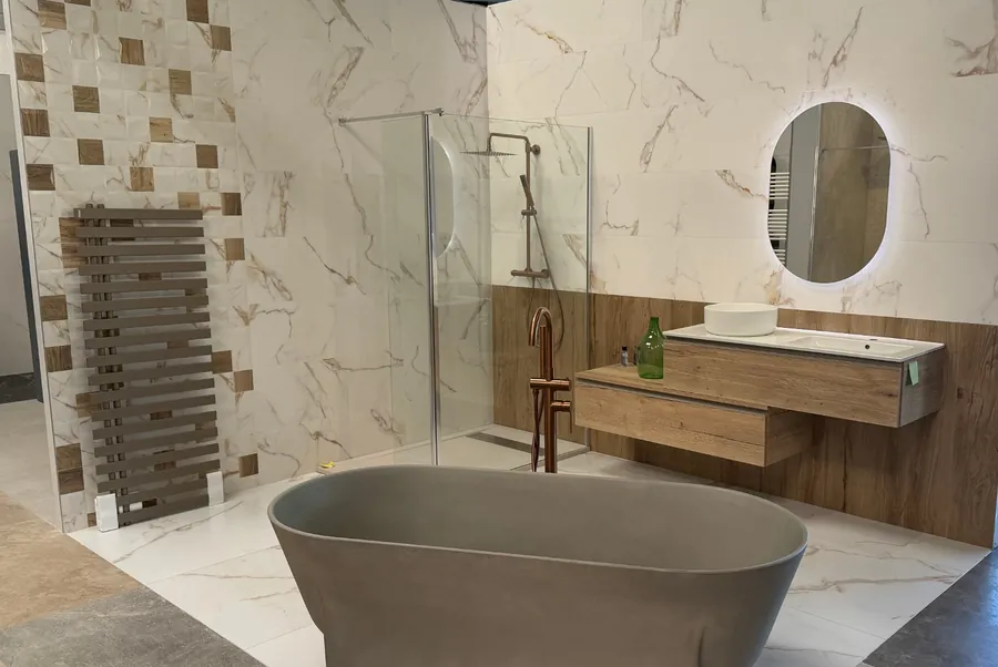 Salle de bain d'exposition : effet marbre, bois et baignoire îlot