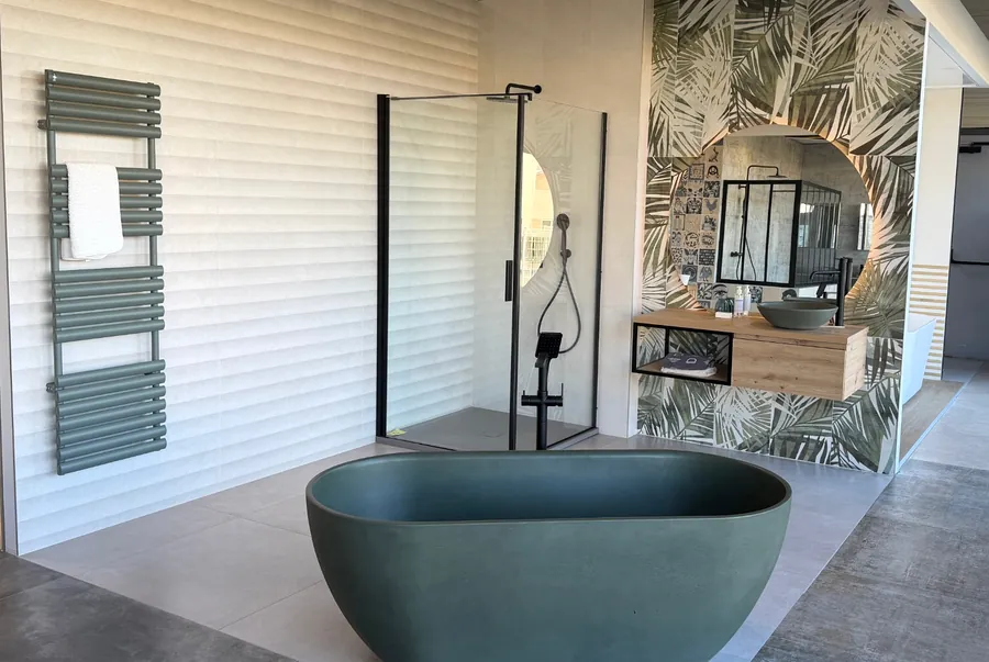 Espace salle de bain du magasin : baignoire îlot et douche à l'italienne