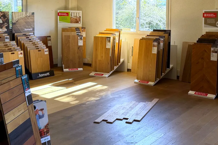 La salle parquet du magasin : chêne, chevrons et lames à choisir sur présentoir